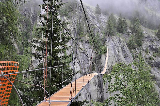 Die Hängebrücke Aspi-Titter ist 160 Meter lang und führt 120 Meter über die Schlucht.