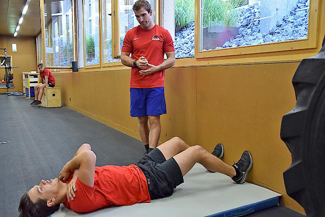 Die Spieler des EHC Visp bereiten sich mit Balance- und Fitnessübungen auf die Saison vor.