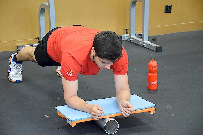 Die Spieler des EHC Visp bereiten sich mit Balance- und Fitnessübungen auf die Saison vor.