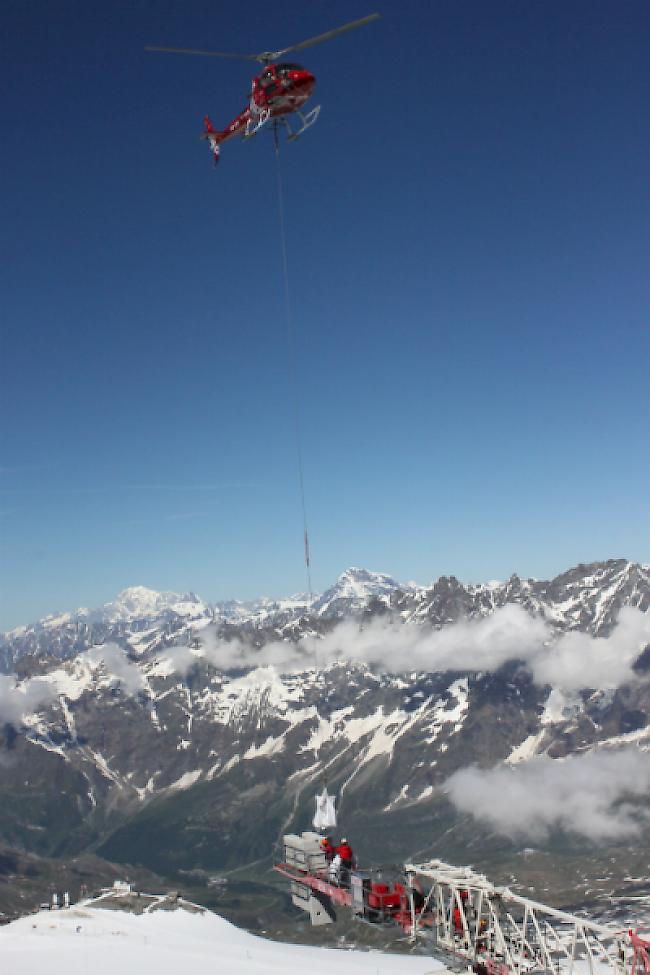 Eindrückliche Kulisse. Aufbauarbeiten des Krans am Klein Matterhorn.