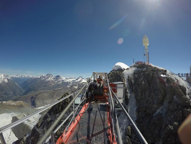 Eindrückliche Kulisse. Aufbauarbeiten des Krans am Klein Matterhorn.