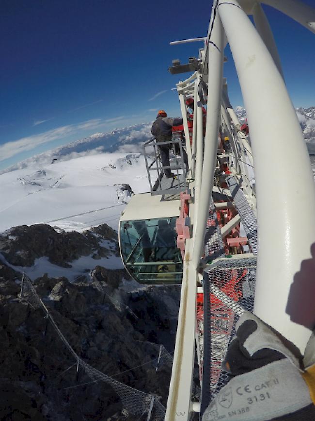 Eindrückliche Kulisse. Aufbauarbeiten des Krans am Klein Matterhorn.