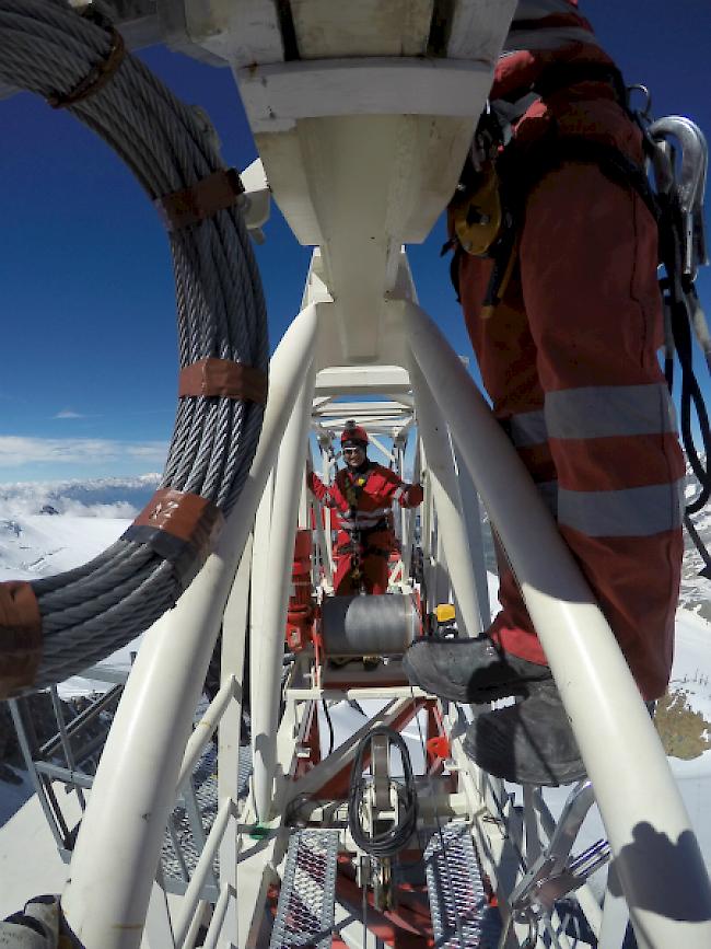 Eindrückliche Kulisse. Aufbauarbeiten des Krans am Klein Matterhorn.