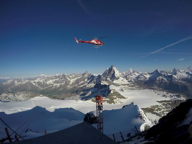 Eindrückliche Kulisse. Aufbauarbeiten des Krans am Klein Matterhorn.