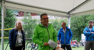 Adrian Heer, OK Pr&auml;sident der RUAG Berufsbildungswoche, erkl&auml;rt den Anwesenden, was die Auszubildenden in der Woche alles leisten. 