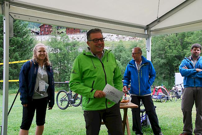 Adrian Heer, OK Präsident der RUAG Berufsbildungswoche, erklärt den Anwesenden, was die Auszubildenden in der Woche alles leisten.