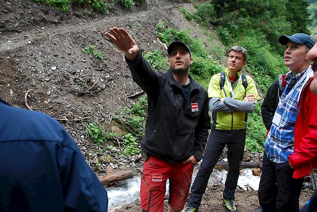 Aldo Ritz, verantwortlich für den Unterhalt des Wanderwegs , schildert, dass in dem Graben immer wieder Lawinen herunterkommen.