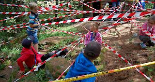 Eine Kindergruppe beim Detektivspiel. 
