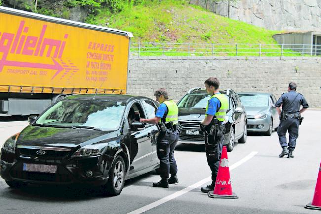 Personenkontrollen. Seit Montag werden am Grenzposten in Gondo-Zwischbergen alle Personenwagen von Grenzwächtern kontrolliert.  