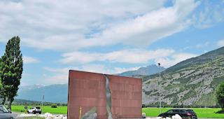 Der Sportliche. Wo Golf draufsteht, wie auf diesem Kreisel in Susten, ist die dazugeh&ouml;rige Golfanlage auch nicht weit entfernt. 