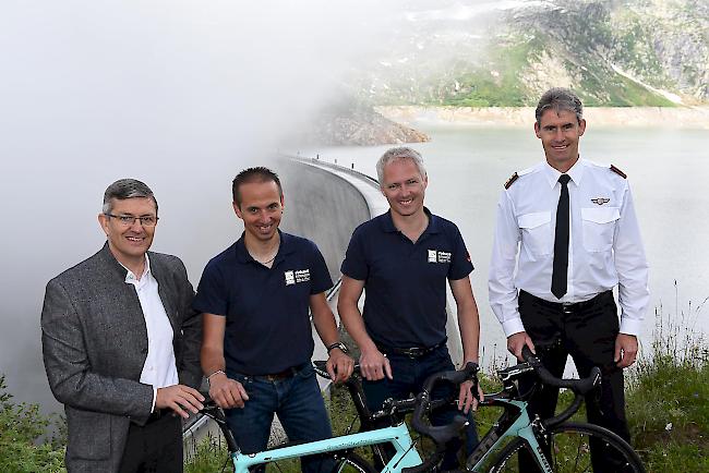 Valais/Wallis-Promotion-Direktor Damian Constantin sowie das Organisationskomitee der Etappenankunft Finhaut-Emosson und Christian Varone, Kommandant der Kantonspolizei Wallis freuen sich, die Tour de France ein weiteres Mal im Wallis zu begrüssen. 