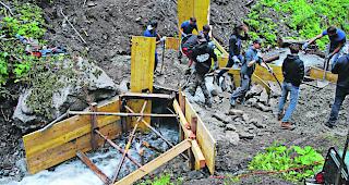 Nicht nur posieren. Die Schaufeln sind rege im Einsatz. Die Lehrlinge verarbeiten insgesamt achteinhalb Kubik Beton, um eine dauerhafte Br&uuml;cke &uuml;ber die Chrimpe bei Blitzingen zu bauen. 