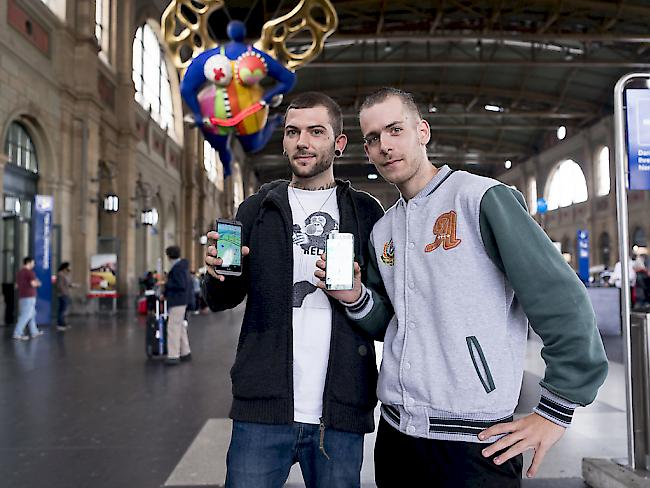 Ab Samstag ist das neue Handyspiel "Pokémon Go" offiziell auch in der Schweiz erhältlich. Zahlreiche Fans wie hier am Zürcher Hauptbahnhof hatten aber nicht warten können und das Game teils über ausländische App-Konten bezogen. (Archivbild)