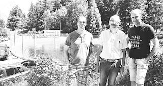 Vor dem Ausgleichsbecken. Von links: Gemeinderat Mathias Burgener, Gemeindepr&auml;sident Bernhard Wyss und Damian Theler, KWU-Verantwortlicher. 