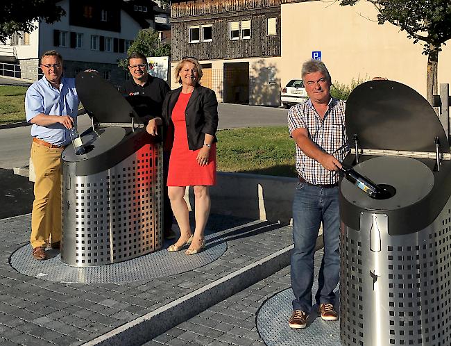 Die für Umwelt und Energie zuständige Kommission nahm Mitte Juli in Anwesenheit des Bauverwalters in Erschmatt die ersten Moloks in Betrieb (v.l.): Gemeindepräsident Roberto Schmidt, Bauverwalter Alain Lötscher, Gemeinderätin Evelyne Pfammatter und Kommissionspräsiden Albert Meichtry.