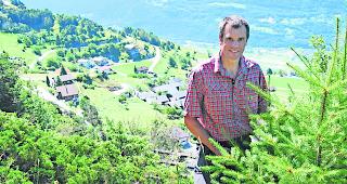 Sicher ist sicher. Revierf&ouml;rster Rinaldo Hugo oberhalb seines Heimatdorfs Erschmatt. Hinter ihm sieht man eine Stahlverbauung, neben Hugo steht eine Douglastanne, die sp&auml;ter f&uuml;r noch mehr Sicherheit f&uuml;r das Dorf sorgen soll.