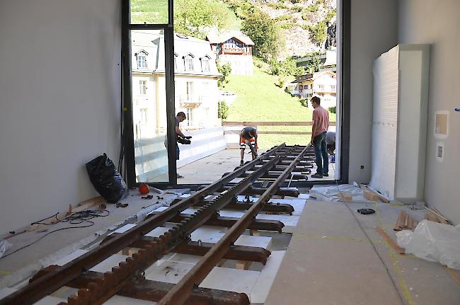 Zugeinfahrt. Der Wagen der Jungfraubahn wird durch ein Fenster gehievt.