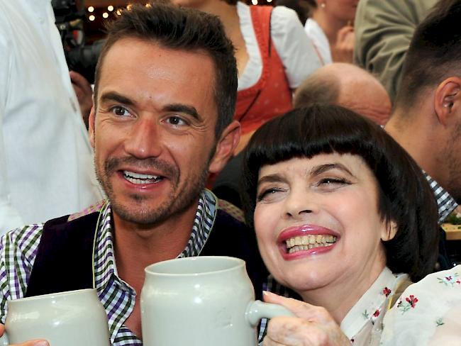 Mireille Mathieu letztes Jahr mit Florian Silbereisen auf dem Oktoberfest. Zu ihrem 70. Geburtstag stösst sie aber lieber mit Champagner an als mit Bier. (Archivbild)