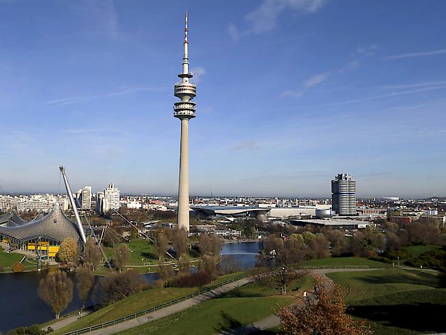 Blick auf den Olympiapark mit Fernsehturm in München - das Olympia-Einkaufszentrum befindet sich in der Nähe des Parks. (Archiv)