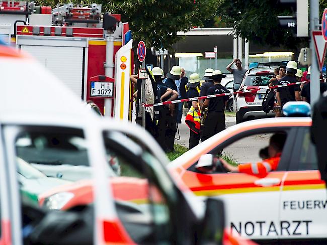 Feuerwehrleute am Olympia-Einkaufszentrum in München.