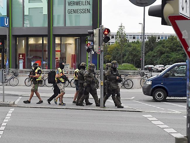 Nach der Schiesserei mit mehreren Toten in einem Shoppingcenter in München patrouillieren Spezialeinheiten der Polizei vor dem Gebäude.