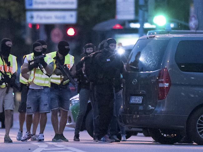 Polizisten im Einsatz nahe des Olympia-Einkaufszentrums.