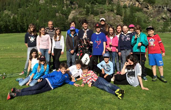 Proette Fabienne Gamma mit einer Primarschulklasse im Golfclub Matterhorn