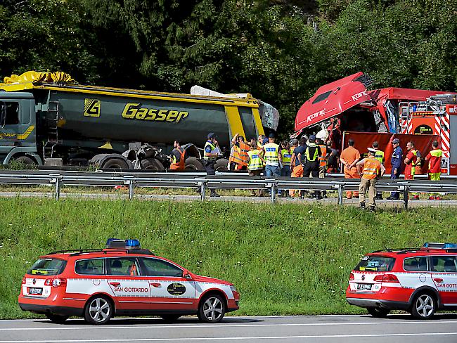 Im Auto, das zwischen den beiden Lastwagen eingeklemmt wurde, kam eine vierköpfige deutsche Familie ums Leben.
