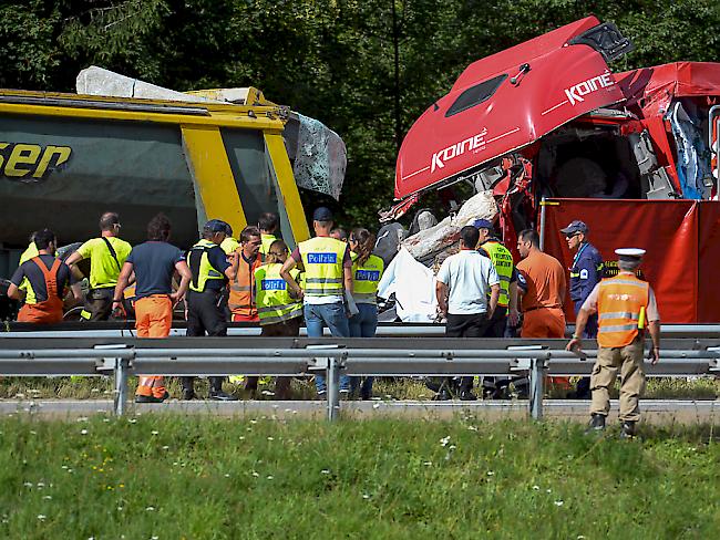 Im Auto, das zwischen den beiden Lastwagen eingeklemmt wurde, verlor eine deutsche Familie mit zwei Mädchen im Alter von 8 und 12 Jahren das Leben.