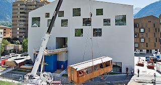 Der Ambassador-Wagen der Jungfraubahn wird ins erste Obergeschoss des WNF gehievt.