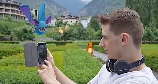 &laquo;Gamer&raquo; Carlo Volken beim Einfangen der Pok&eacute;mon im Briger Stockalpergarten.