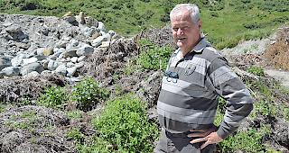 Der Almageller Gemeinderat Stefan Andenmatten vor der geschlossenen Deponie &laquo;Eyensand&raquo;.