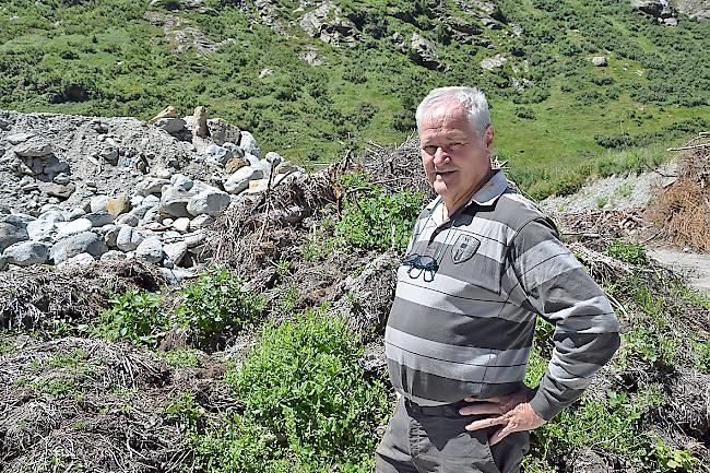 Der Almageller Gemeinderat Stefan Andenmatten vor der geschlossenen Deponie «Eyensand».