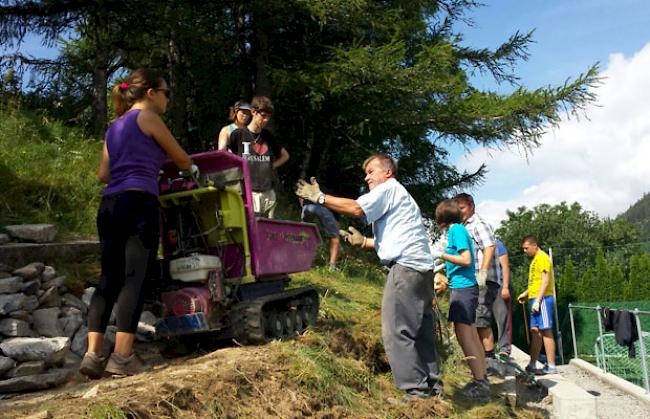 Die Volunteers helfen dabei, das Terrain für das Oberwalliser Tambouren- und Pfeiferfest 2017 vorzubereiten.