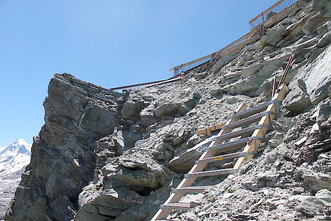 Eine neue Wegpassage entsteht. Die Umleitung führt nach Abschluss der Arbeiten unter anderem über eine Blechtreppe. 