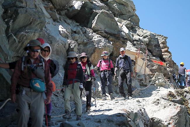 Zahlreiche Wanderer nehmen bei schönem Wetter den beschwerlichen Weg zur Hörnlihütte unter die Füsse und kreuzen dabei die Baustelle entlang des Hörnliwegs. 