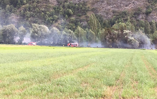 Feuerwehr und Air Zermatt während des Löschen.