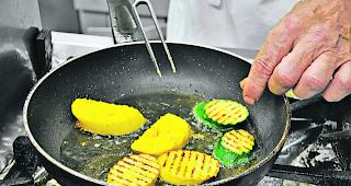 Beilagen. Das Gem&uuml;se und die Polentapl&auml;tzli brutzeln in der Pfanne des K&uuml;chenmeisters. 