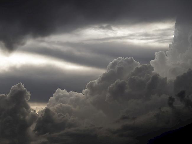 Nach einer Tropennacht in Teilen der Schweiz dürften Regen und Wolken den Sonntag prägen. (Archiv)