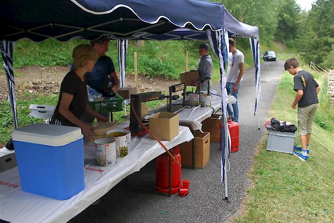 Der Stand von Eischoll Tourismus. Die letzten Aufstellarbeiten werden ausgeführt.