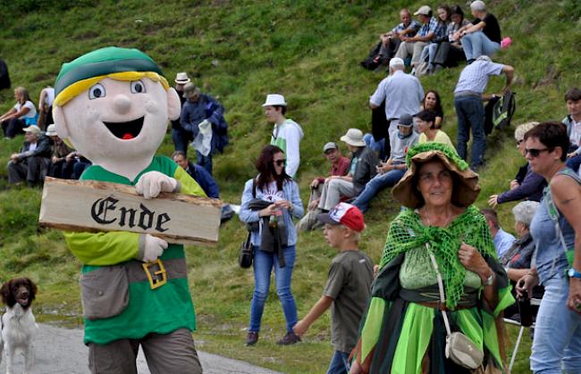 Rund 1000 Zuschauer genossen den Umzug "Märchen auf der magischen Moosalp".