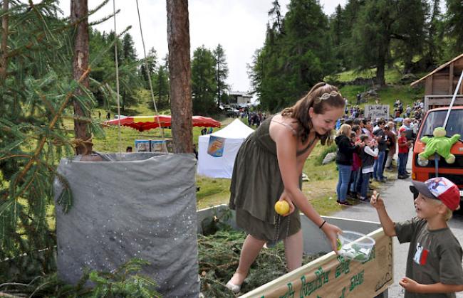 Der Wagen des Froschkönigs verteilt passenderweise Gummifrösche an die Kinder.