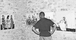 Im Frauenzimmer. Bilder von Helga Zumstein warten mit feinem Humor auf und regen im &laquo;Frauenzimmer&raquo; von Schloss Leuk zum Schmunzeln an.  