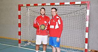 Am Ball bleiben mit Kurs auf die Aufstiegsrunde: KTV-Visp-Teamcaptain Sascha Furrer (l.) und Pr&auml;sident Fredy Karlen.