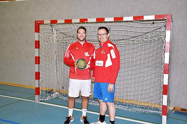 Am Ball bleiben mit Kurs auf die Aufstiegsrunde: KTV-Visp-Teamcaptain Sascha Furrer (l.) und Präsident Fredy Karlen.