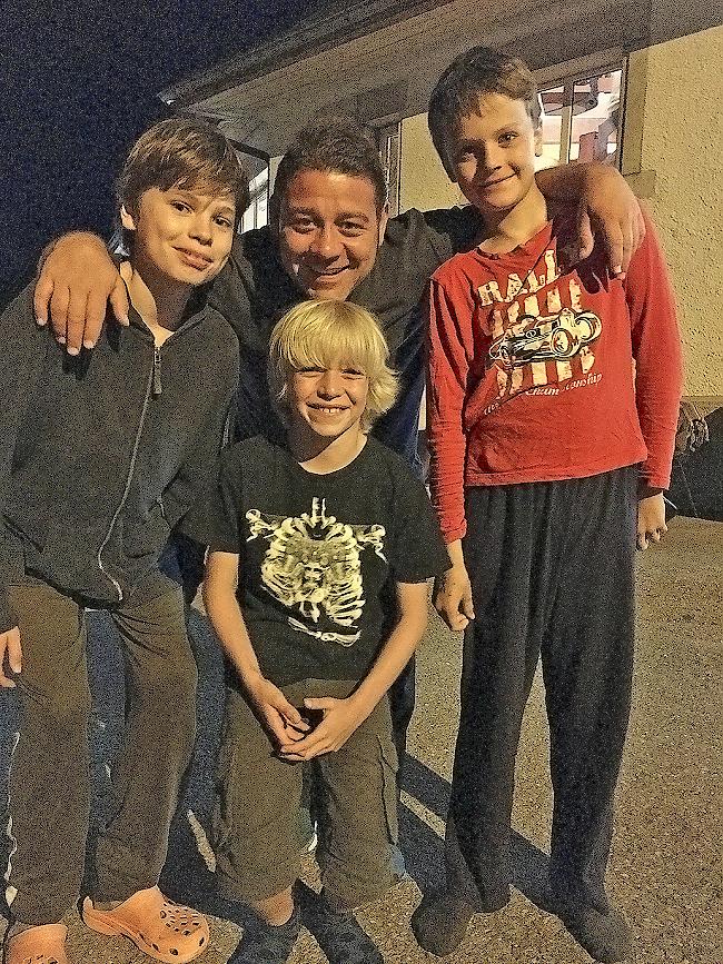 Leonardo Nigro mit Lucas Abgottspon (ganz rechts) und zwei weiteren «Schauspielkollegen».