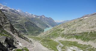 Der Blick aus Richtung Monte-Moro-Pass hinunter zum T&auml;lliboden und Mattmarksee.