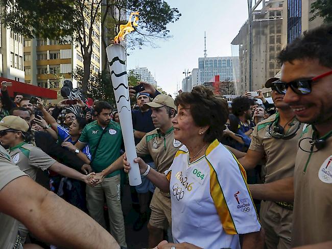 Knapp anderthalb Monate nachdem die frühere brasilianische Tennisspielerin Maria Esther Bueno (im weissen Trikot) mit ihr durch São Paulo gelaufen war, traf die Olympische Flagge wieder in Brasilien ein