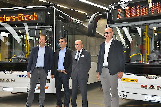Die Ortsbuskommission vor zwei der Neuanschaffungen: Yves Zurwerra, Ivo Nanzer, Präsident Louis Ursprung sowie Anton Karlen (von links).