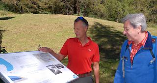 Markus Hasler von der Zermatt Bergbahnen AG (links) und der Gletscherforscher Dr. Hanspeter Holzhauser: Zufrieden, wie der neuen Themenweg sich pr&auml;sentiert.